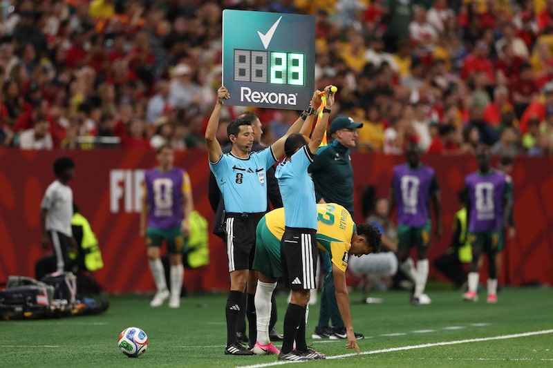 Kevin Ortega sostiene en alto el cartel de sustituciones del Rexona durante el partido del Grupo D de la Copa Mundial de la FIFA 2026. Fotógrafo: Stu Forster/Getty Images. Kevin Ortega sostiene en alto el cartel de sustituciones del Rexona durante el partido del Grupo D de la Copa Mundial de la FIFA 2026. Fotógrafo: Stu Forster/Getty Images.