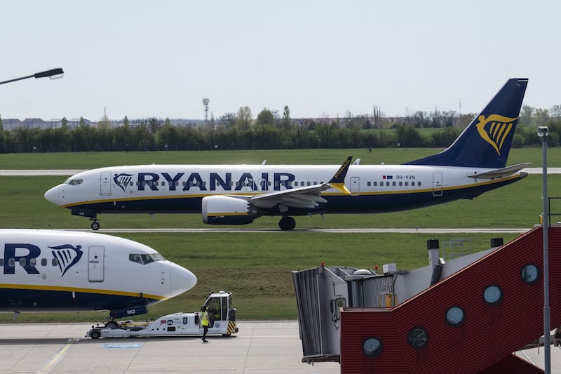 Avión de Ryanair en el Aeropuerto Vaclav Havel de Praga. Avión de Ryanair en el Aeropuerto Vaclav Havel de Praga.