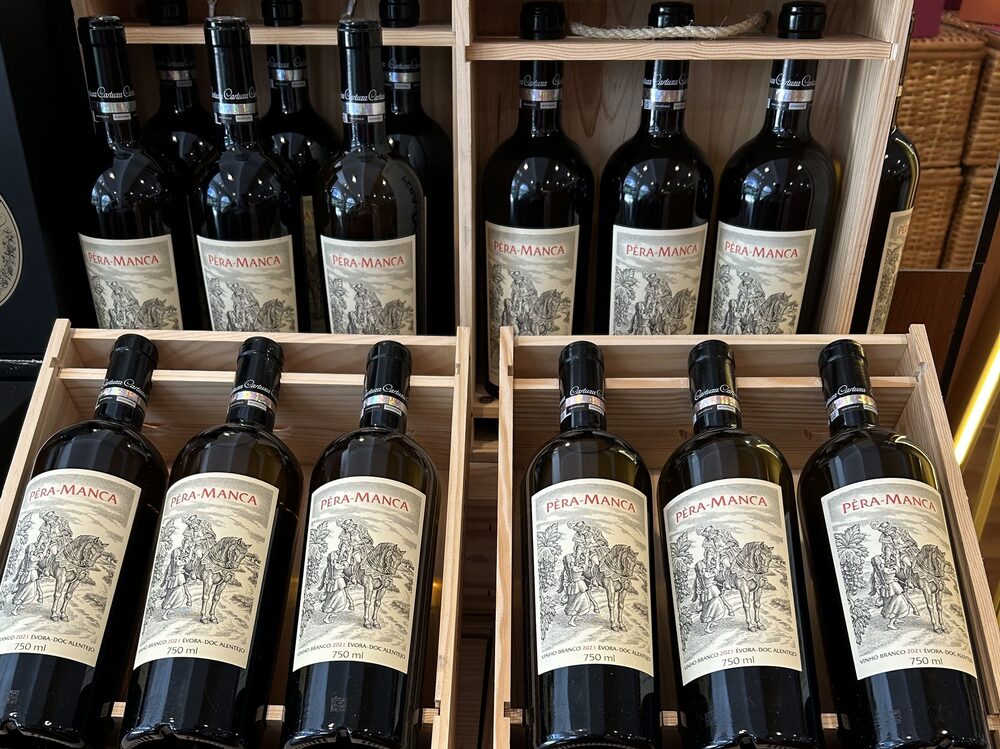 O Pêra Manca, da Adega Cartuxa, se tornou o ícone mais conhecido da produção de vinhos do Alentejo e de Portugal, no mercado do Brasil e mundial (Foto: Bloomberg Línea) O Pêra Manca, da Adega Cartuxa, se tornou o ícone mais conhecido da produção de vinhos do Alentejo e de Portugal, no mercado do Brasil e mundial (Foto: Bloomberg Línea)