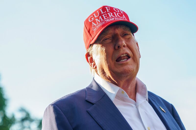 Presidente americano também ameaçou anteriormente impor tarifas de 100% aos países do Brics se eles abandonassem o dólar americano no comércio bilateral. Presidente americano também ameaçou anteriormente impor tarifas de 100% aos países do Brics se eles abandonassem o dólar americano no comércio bilateral.