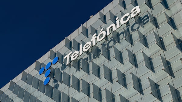 Telefónica eleva su objetivo de flujo de caja en medio de su crecimiento en España y Brasil Telefónica eleva su objetivo de flujo de caja en medio de su crecimiento en España y Brasil