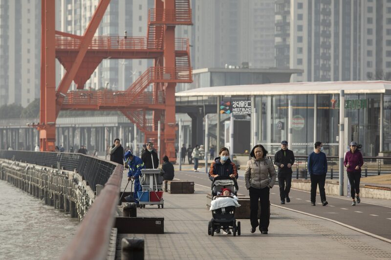 Decisão desta segunda-feira distancia ainda mais o banco central chinês de seus pares globais como o Federal Reserve dos EUA Decisão desta segunda-feira distancia ainda mais o banco central chinês de seus pares globais como o Federal Reserve dos EUA
