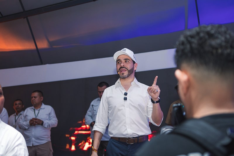 El reto de emular la “motosierra” de Milei en Colombia, como propone Abelardo de la Espriella. El reto de emular la “motosierra” de Milei en Colombia, como propone Abelardo de la Espriella.