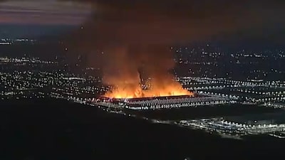 Fogo destrói depósito de papel higiênico que atende 50 milhões de consumidores nos EUA Fogo destrói depósito de papel higiênico que atende 50 milhões de consumidores nos EUA