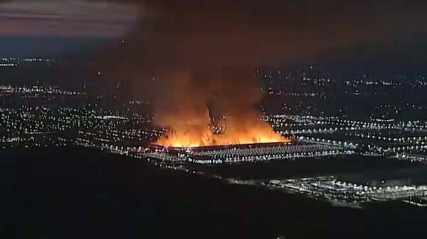 Fogo destrói depósito de papel higiênico que atende 50 milhões de consumidores nos EUA Fogo destrói depósito de papel higiênico que atende 50 milhões de consumidores nos EUA