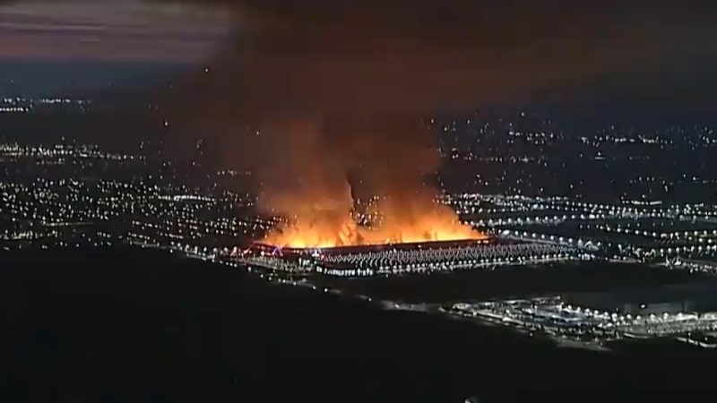 Fogo destrói depósito de papel higiênico que atende 50 milhões de consumidores nos EUA Fogo destrói depósito de papel higiênico que atende 50 milhões de consumidores nos EUA