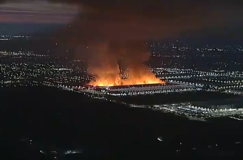 Imagens de reprodução de vídeo da Bloomberg de incêndio em um depósito de papel higiênico da Kimberly-Clark na Califórnia Imagens de reprodução de vídeo da Bloomberg de incêndio em um depósito de papel higiênico da Kimberly-Clark na Califórnia