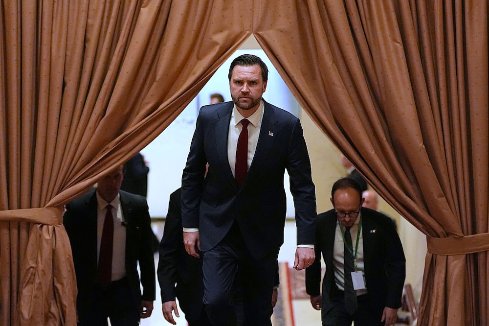 ISLAMABAD, PAKISTÁN - 11 DE ABRIL: El vicepresidente de Estados Unidos, JD Vance (centro), llega a la reunión con el primer ministro de Pakistán, Shehbaz Sharif, el 11 de abril de 2026 en Islamabad, Pakistán. La reunión propuesta supone un encuentro directo poco habitual entre altos funcionarios estadounidenses e iraníes, en un momento en que Washington y Teherán buscan avanzar en las negociaciones estancadas sobre el programa nuclear de Irán, con Pakistán actuando como terreno neutral en medio de las tensiones persistentes entre los dos países. (Foto de Jacquelyn Martin - Pool/Getty Images) ISLAMABAD, PAKISTÁN - 11 DE ABRIL: El vicepresidente de Estados Unidos, JD Vance (centro), llega a la reunión con el primer ministro de Pakistán, Shehbaz Sharif, el 11 de abril de 2026 en Islamabad, Pakistán. La reunión propuesta supone un encuentro directo poco habitual entre altos funcionarios estadounidenses e iraníes, en un momento en que Washington y Teherán buscan avanzar en las negociaciones estancadas sobre el programa nuclear de Irán, con Pakistán actuando como terreno neutral en medio de las tensiones persistentes entre los dos países. (Foto de Jacquelyn Martin - Pool/Getty Images)