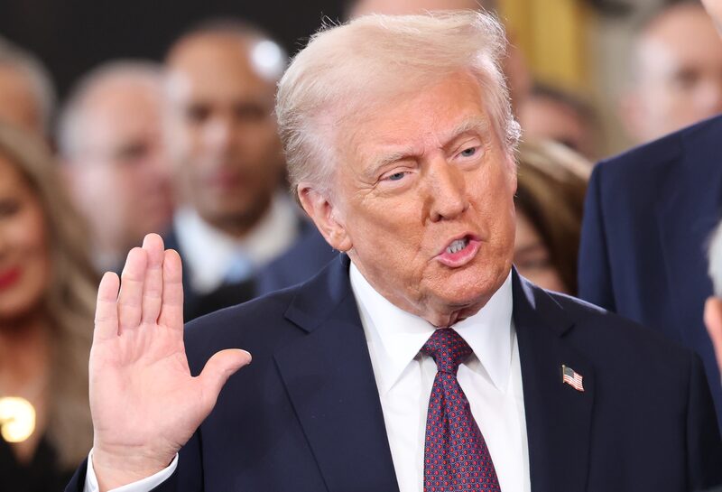 El presidente electo de EE.UU., Donald Trump, jura el cargo durante la 60ª investidura presidencial en la rotonda del Capitolio de EE.UU. en Washington, DC, EEUU, el lunes 20 de enero de 2025. El presidente electo de EE.UU., Donald Trump, jura el cargo durante la 60ª investidura presidencial en la rotonda del Capitolio de EE.UU. en Washington, DC, EEUU, el lunes 20 de enero de 2025.