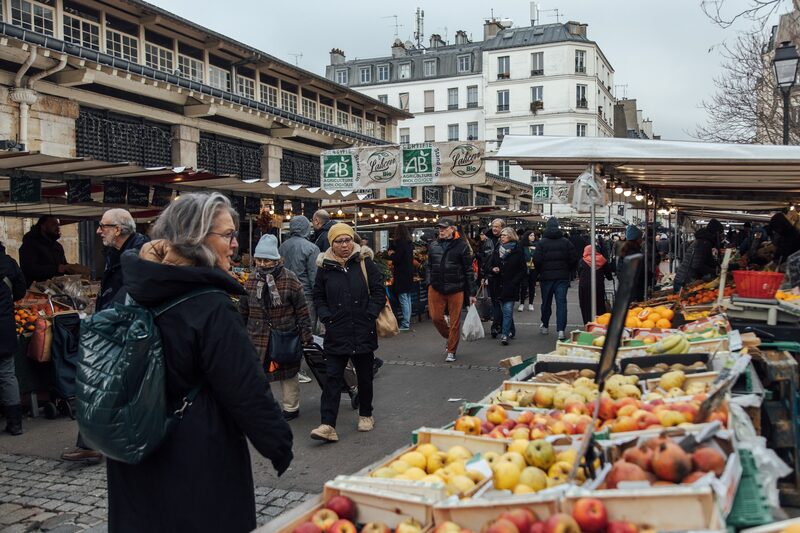 Los clientes compran productos frescos en el mercado Beauvau de París.
Fotógrafo: Cyril Marcilhacy/Bloomberg Los clientes compran productos frescos en el mercado Beauvau de París.
Fotógrafo: Cyril Marcilhacy/Bloomberg