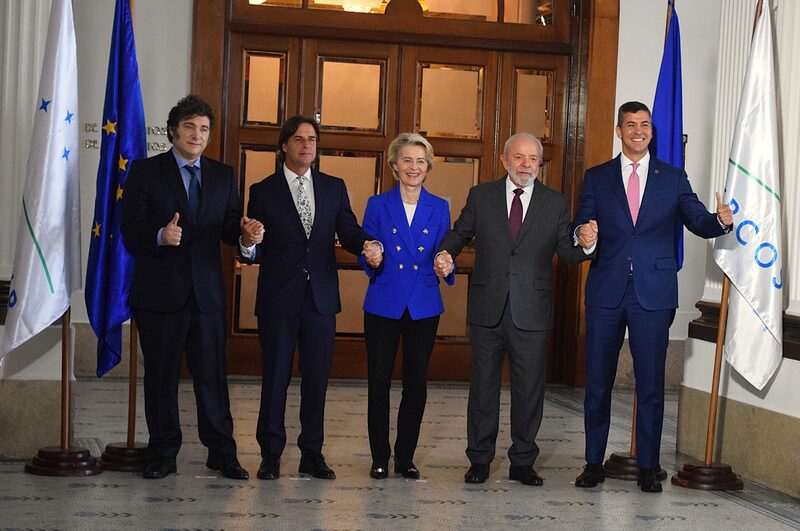 Da esquerda para a direita, os presidentes Javier Milei (Argentina), Luis Lacalle Pou (Uruguai), a presidente da Comissão Europeia, Ursula von der Leyen, o presidente Lula e Santiago Peña, presidente do Paraguai Da esquerda para a direita, os presidentes Javier Milei (Argentina), Luis Lacalle Pou (Uruguai), a presidente da Comissão Europeia, Ursula von der Leyen, o presidente Lula e Santiago Peña, presidente do Paraguai