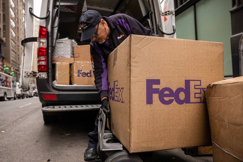 Un trabajador descarga paquetes de un camión de FedEx en Nueva York. Fotógrafo: Yuki Iwamura/Bloomberg.
Un trabajador descarga paquetes de un camión de FedEx en Nueva York. Fotógrafo: Yuki Iwamura/Bloomberg.