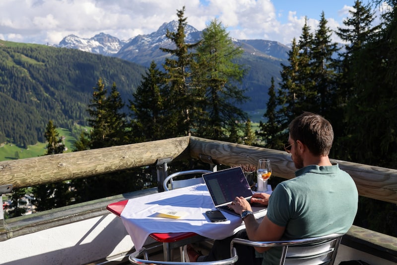 Una persona trabaja desde un restaurante en Suiza. Una persona trabaja desde un restaurante en Suiza.