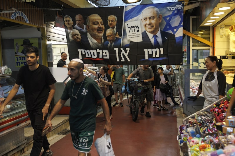 Carteles de campaña política que muestran a Benjamin Netanyahu y a líderes de la oposición en un mercado de Tel Aviv. Fotógrafo: Kobi Wolf/Bloomberg. Carteles de campaña política que muestran a Benjamin Netanyahu y a líderes de la oposición en un mercado de Tel Aviv. Fotógrafo: Kobi Wolf/Bloomberg.
