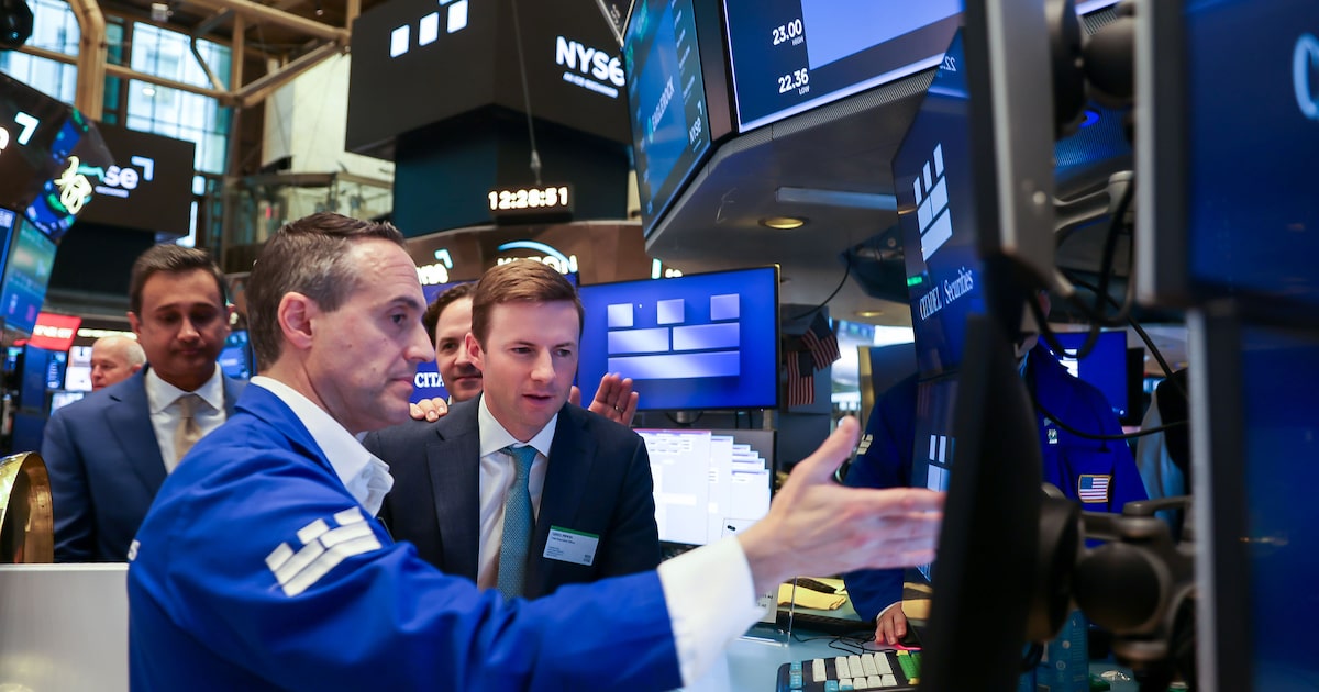 UBS sube proyecciones del S&P 500 por impulso de la IA y centros de datos