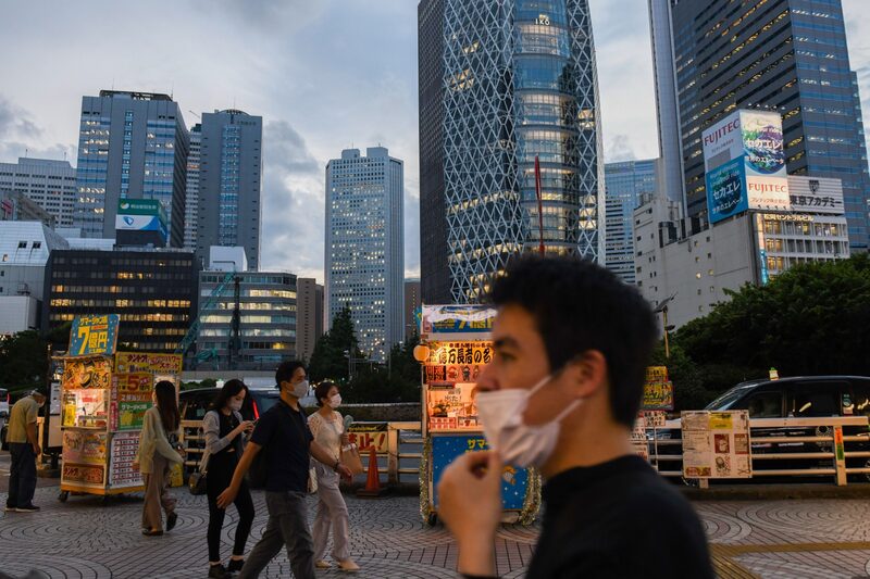 Viajeros en el distrito de Shinjuku de Tokio, Japón, el jueves 29 de julio de 2021. Viajeros en el distrito de Shinjuku de Tokio, Japón, el jueves 29 de julio de 2021.