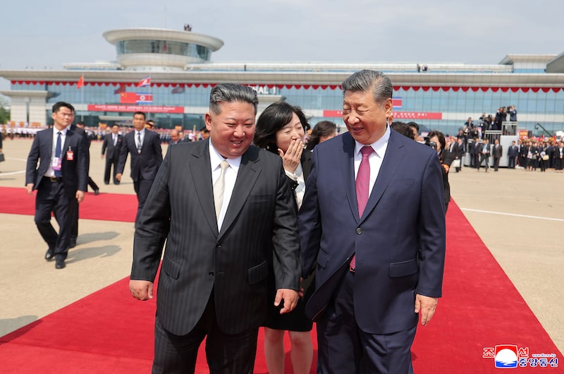 En esta foto facilitada por el gobierno norcoreano, el líder norcoreano Kim Jong Un, a la izquierda, despide al presidente chino Xi Jinping, a la derecha, en el aeropuerto de Pyongyang, el martes 9 de junio de 2026. En esta foto facilitada por el gobierno norcoreano, el líder norcoreano Kim Jong Un, a la izquierda, despide al presidente chino Xi Jinping, a la derecha, en el aeropuerto de Pyongyang, el martes 9 de junio de 2026.