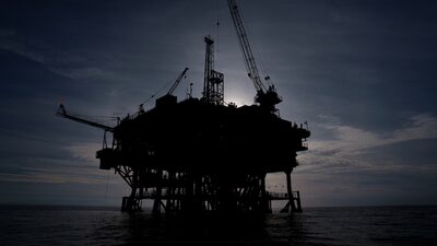 Trump ordena abrir águas dos EUA à exploração de petróleo. Uma lei pode atrapalhar Trump ordena abrir águas dos EUA à exploração de petróleo. Uma lei pode atrapalhar