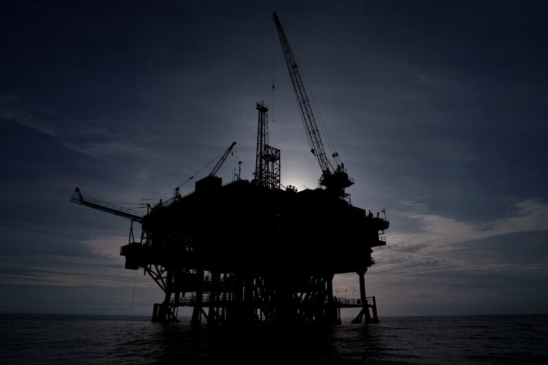 Novo presidente dos Estados Unidos revogou as proibições impostas por seu antecessor que bloqueavam a perfuração na maioria das águas costeiras do país Novo presidente dos Estados Unidos revogou as proibições impostas por seu antecessor que bloqueavam a perfuração na maioria das águas costeiras do país