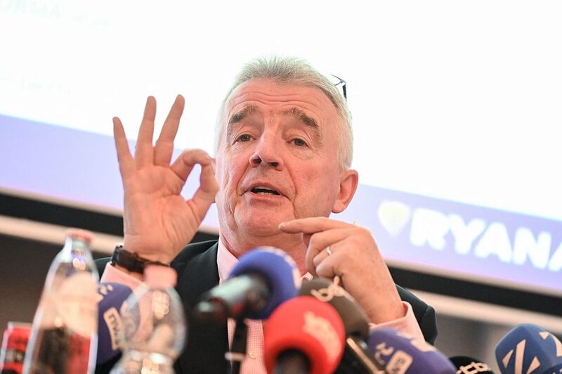 CEO da companhia aérea de baixo custo, Michael O’Leary, disse que Musk não sabe nada sobre voos e que a Starlink custaria à Ryanair até US$ 250 milhões por ano CEO da companhia aérea de baixo custo, Michael O’Leary, disse que Musk não sabe nada sobre voos e que a Starlink custaria à Ryanair até US$ 250 milhões por ano