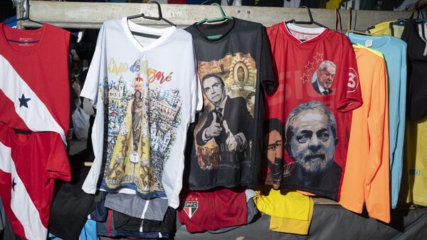 Lula y Bolsonaro compiten para conquistar el voto de los más pobres de Brasil Lula y Bolsonaro compiten para conquistar el voto de los más pobres de Brasil