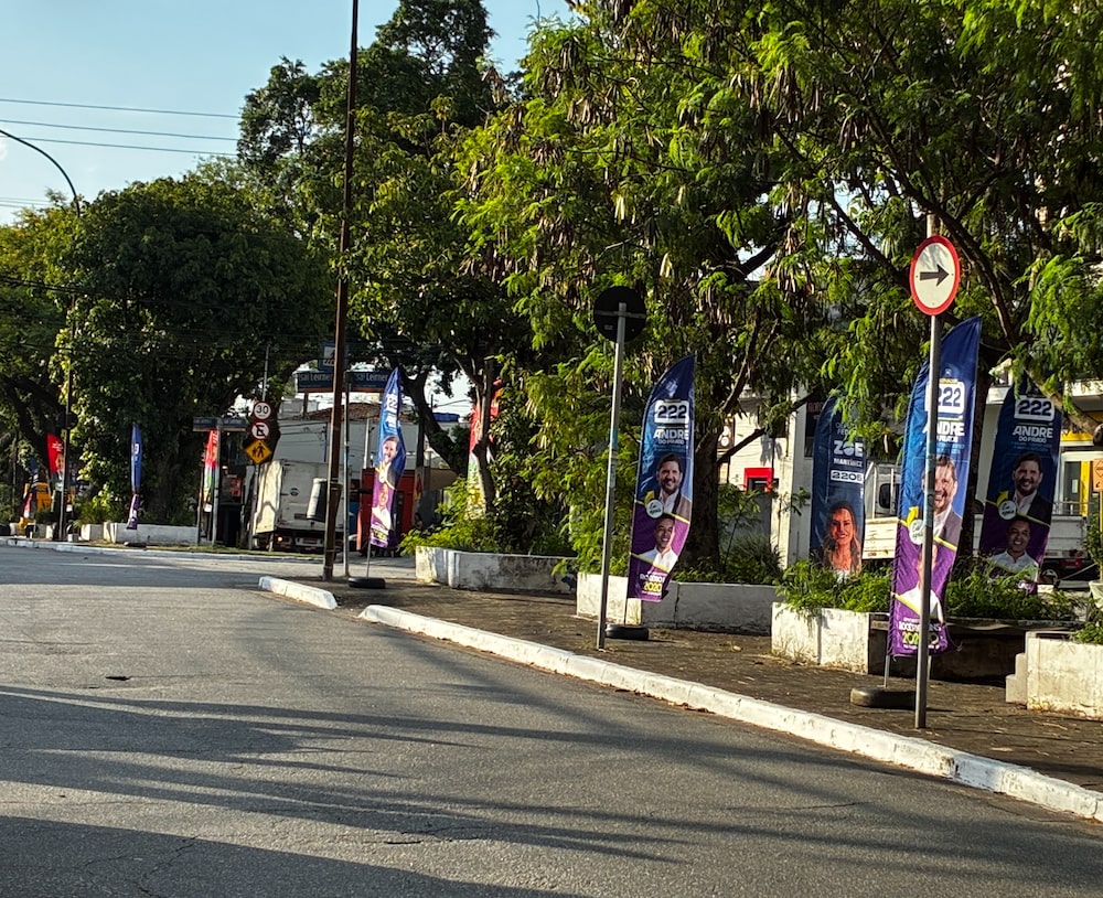 Wind banners em canteiro de São Paulo; o formato é usado por candidatos da direita à esquerda Wind banners em canteiro de São Paulo; o formato é usado por candidatos da direita à esquerda