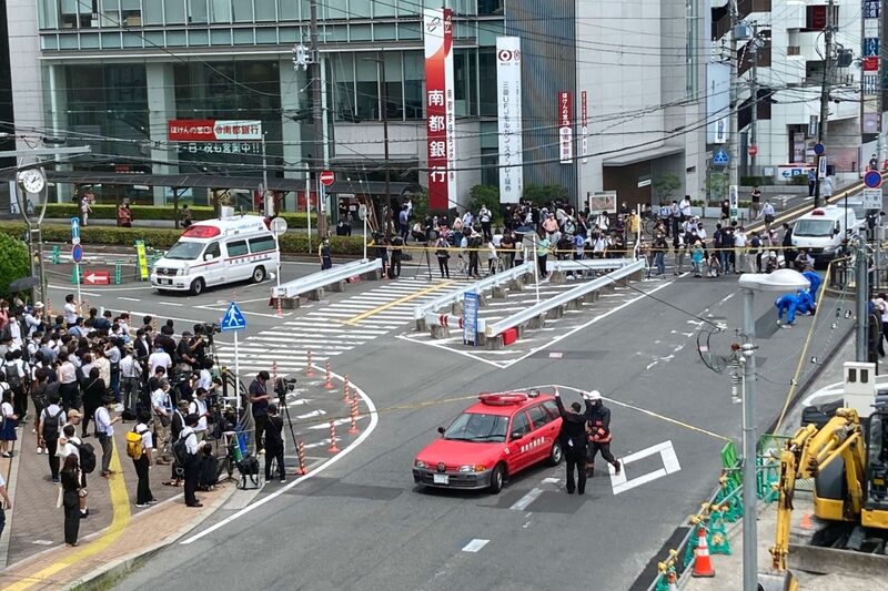 Ex-primeiro-ministro do Japão faleceu em decorrência dos ferimentos a bala Ex-primeiro-ministro do Japão faleceu em decorrência dos ferimentos a bala