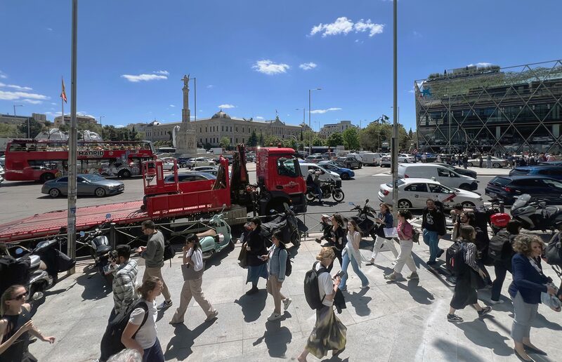 Embora algumas áreas da Espanha tenham voltado a funcionar gradualmente durante a tarde, o restabelecimento de todo o fornecimento no país levará pelo menos até a noite Embora algumas áreas da Espanha tenham voltado a funcionar gradualmente durante a tarde, o restabelecimento de todo o fornecimento no país levará pelo menos até a noite