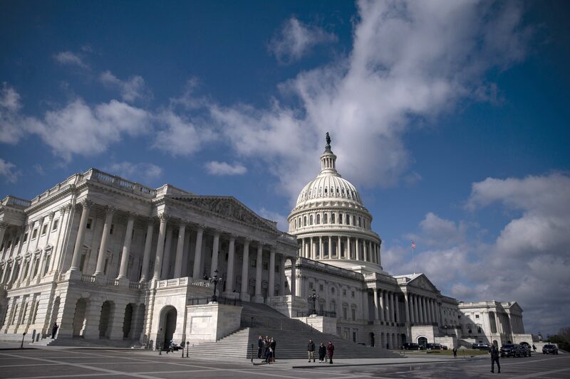 Cualquier movimiento para combinar formalmente los proyectos de ley o presentarlos conjuntamente para su consideración podría retrasar cualquier acción mucho más allá de la fecha límite del presidente. (Bloomberg) Cualquier movimiento para combinar formalmente los proyectos de ley o presentarlos conjuntamente para su consideración podría retrasar cualquier acción mucho más allá de la fecha límite del presidente. (Bloomberg)