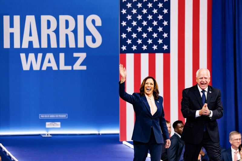 La vicepresidenta estadounidense Kamala Harris, a la izquierda, y Tim Walz, gobernador de Minnesota y candidato demócrata a la vicepresidencia, llegan a un acto de campaña en Filadelfia, Pensilvania, Estados Unidos, el martes 6 de agosto de 2024. La vicepresidenta estadounidense Kamala Harris, a la izquierda, y Tim Walz, gobernador de Minnesota y candidato demócrata a la vicepresidencia, llegan a un acto de campaña en Filadelfia, Pensilvania, Estados Unidos, el martes 6 de agosto de 2024.