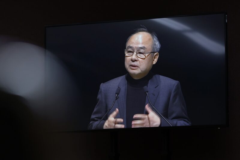 Masayoshi Son, fundador e CEO do SoftBank, em telão que mostra sua apresentação na assembleia anual de investidores do grupo na quarta-feira (21 de maio) (Foto: Kiyoshi Ota/Bloomberg) Masayoshi Son, fundador e CEO do SoftBank, em telão que mostra sua apresentação na assembleia anual de investidores do grupo na quarta-feira (21 de maio) (Foto: Kiyoshi Ota/Bloomberg)