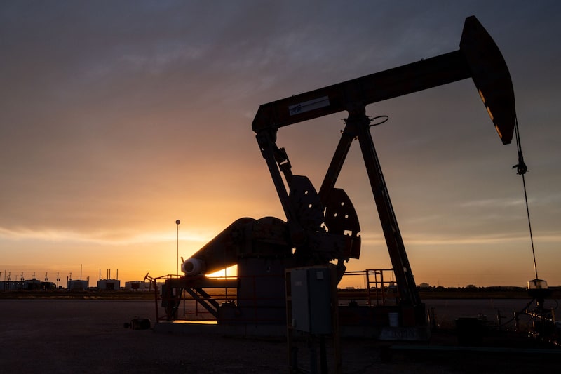 Una bomba de extracción de petróleo. Una bomba de extracción de petróleo.