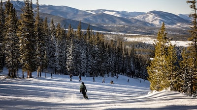Estações de esqui dos EUA recorrem à técnica de ‘semear nuvens’ para fazer nevar Estações de esqui dos EUA recorrem à técnica de ‘semear nuvens’ para fazer nevar