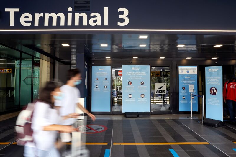 Itália e EUA se juntaram a outros países que passaram a exigir testes negativos para viajantes da China Itália e EUA se juntaram a outros países que passaram a exigir testes negativos para viajantes da China