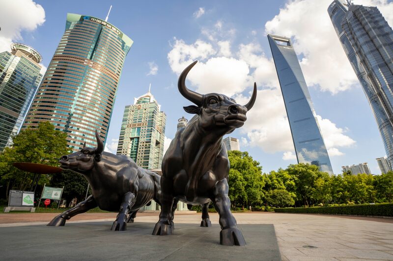 Estatuas de toros en el distrito financiero Lujiazui de Pudong, en Shanghai. Fotografía: Raul Ariano/Bloomberg Estatuas de toros en el distrito financiero Lujiazui de Pudong, en Shanghai. Fotografía: Raul Ariano/Bloomberg
