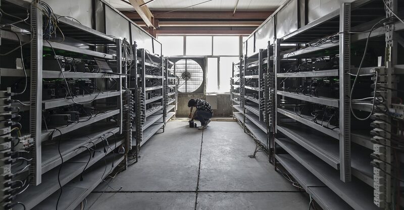 Un técnico inspecciona las máquinas de extracción de bitcoins en una instalación minera en Ordos, Mongolia Interior, China. Un técnico inspecciona las máquinas de extracción de bitcoins en una instalación minera en Ordos, Mongolia Interior, China.
