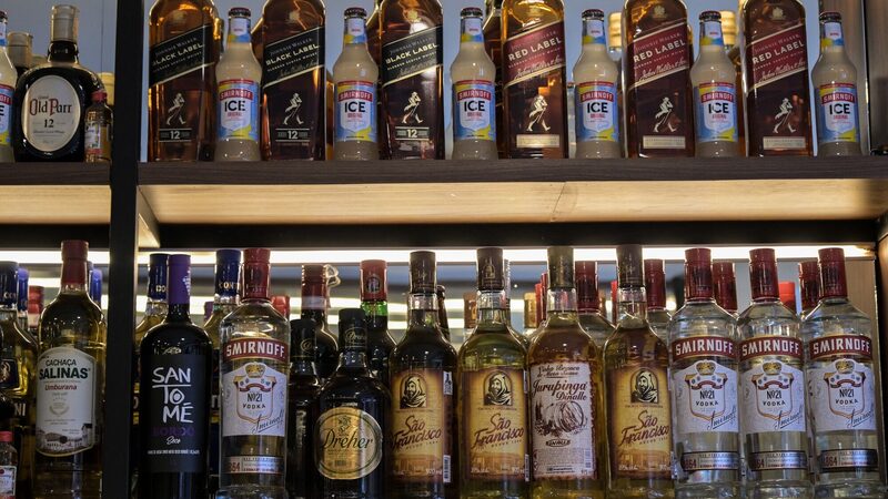 Vendas de bebidas em bares de SP caem até 50% após casos de intoxicação por metanol Vendas de bebidas em bares de SP caem até 50% após casos de intoxicação por metanol