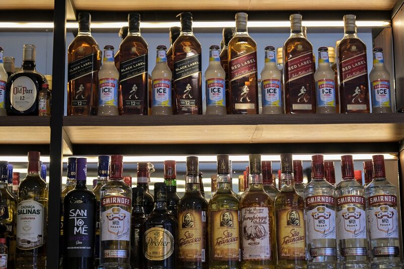 Ministério da Saúde registrou 225 casos suspeitos de intoxicação por metanol ligados ao consumo de bebidas alcoólicas até a noite de domingo Ministério da Saúde registrou 225 casos suspeitos de intoxicação por metanol ligados ao consumo de bebidas alcoólicas até a noite de domingo