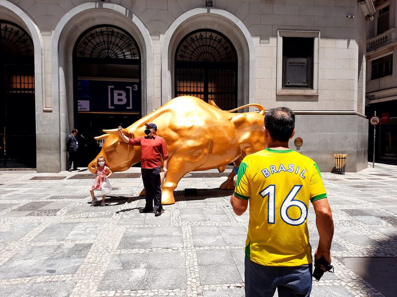 Touro dourado foi removido da entrada da sede da B3, onde tinha virado atração turística com pedestres posando diante da obra e fazendo selfie Touro dourado foi removido da entrada da sede da B3, onde tinha virado atração turística com pedestres posando diante da obra e fazendo selfie