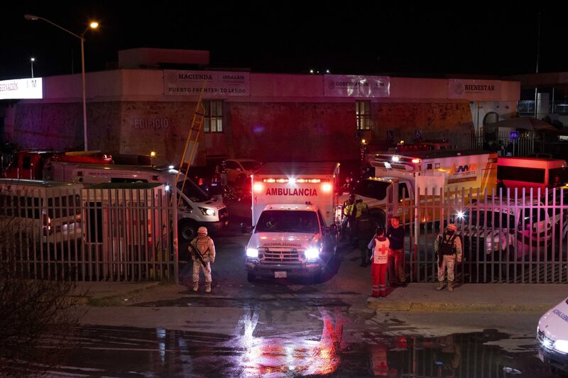 Una ambulancia sale del Instituto Nacional de Migración (INM) luego de un incendio en Ciudad Juárez, México, el lunes 27 de marzo de 2023. Una ambulancia sale del Instituto Nacional de Migración (INM) luego de un incendio en Ciudad Juárez, México, el lunes 27 de marzo de 2023.