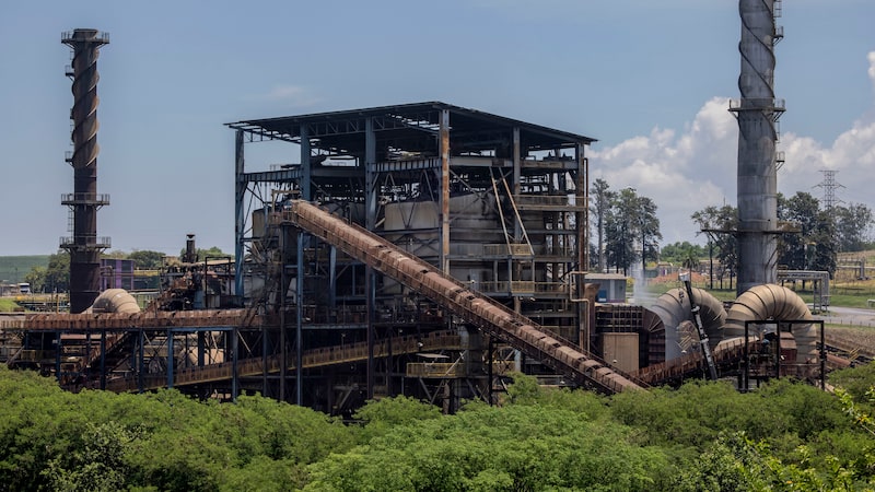 Brasil evalúa subir la mezcla de etanol para abaratar combustibles y apoyar a ingenios Brasil evalúa subir la mezcla de etanol para abaratar combustibles y apoyar a ingenios