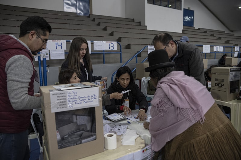 Los bolivianos votan en las elecciones presidenciales. Los bolivianos votan en las elecciones presidenciales.