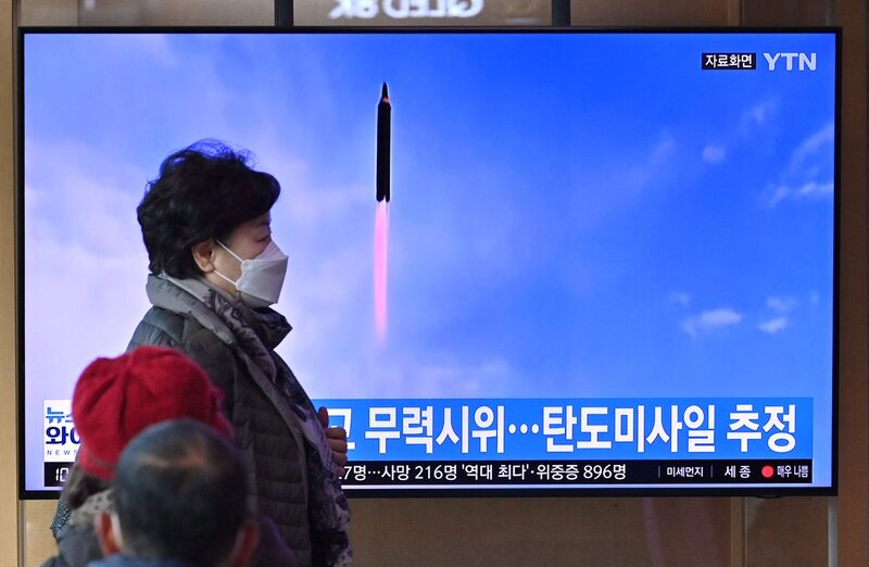 La gente ve una pantalla de televisión que muestra una transmisión de noticias con imágenes de archivo de una prueba de misiles de Corea del Norte, en una estación de tren en Seúl el 5 de marzo de 2022. Fotógrafo: Jung Yeon-Je/AFP/Getty Images La gente ve una pantalla de televisión que muestra una transmisión de noticias con imágenes de archivo de una prueba de misiles de Corea del Norte, en una estación de tren en Seúl el 5 de marzo de 2022. Fotógrafo: Jung Yeon-Je/AFP/Getty Images