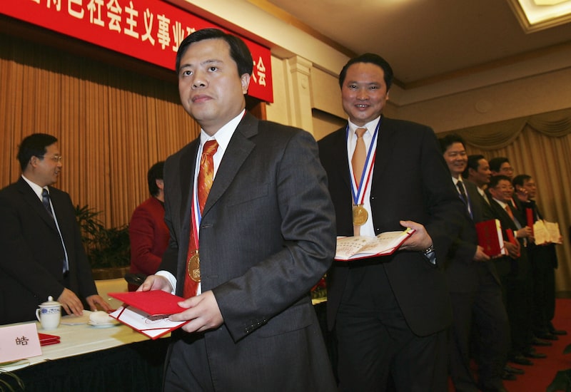 Chen Tianqiao recibe un premio durante una ceremonia para élites económicas celebrada en 2005 en Shanghái. Fotógrafo: China Photos/Getty Images Chen Tianqiao recibe un premio durante una ceremonia para élites económicas celebrada en 2005 en Shanghái. Fotógrafo: China Photos/Getty Images