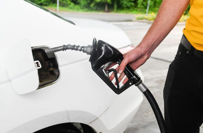 Un conductor reposta combustible en una gasolinera en Aston, Pensilvania.
Un conductor reposta combustible en una gasolinera en Aston, Pensilvania.