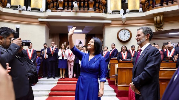Keiko Fujimori anuncia aumento del 15% del salario mínimo en Perú: las claves de su discurso de posesión Keiko Fujimori anuncia aumento del 15% del salario mínimo en Perú: las claves de su discurso de posesión
