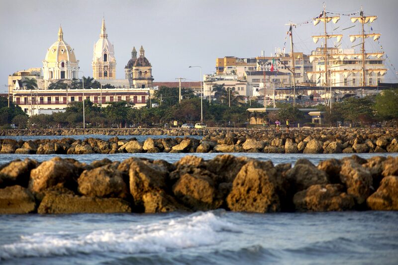 Los edificios se encuentran en la costa de Boca Grande frente al puerto de Cartagena en Cartagena, Colombia. Los edificios se encuentran en la costa de Boca Grande frente al puerto de Cartagena en Cartagena, Colombia.