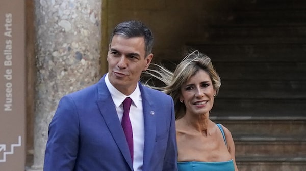 Esposa del presidente español Pedro Sánchez es acusada de tráfico de influencias Esposa del presidente español Pedro Sánchez es acusada de tráfico de influencias