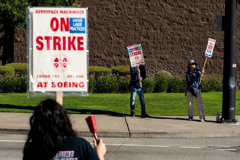 Los trabajadores protestan frente a las instalaciones de fabricación de Boeing Co. en Renton, Washington, EE.UU., el jueves 3 de octubre de 2024. Los trabajadores protestan frente a las instalaciones de fabricación de Boeing Co. en Renton, Washington, EE.UU., el jueves 3 de octubre de 2024.