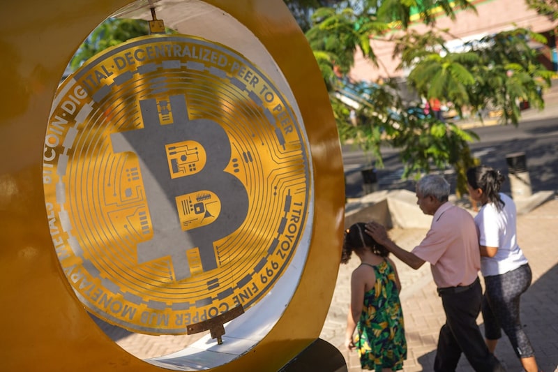 Una estatua de Bitcoin en Ilopango, El Salvador. Una estatua de Bitcoin en Ilopango, El Salvador.